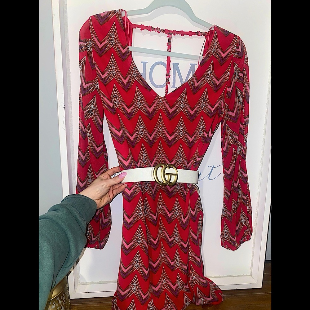 🌺NWOT red and pink long sleeve dress with sleeve cutouts and fun back🌺
